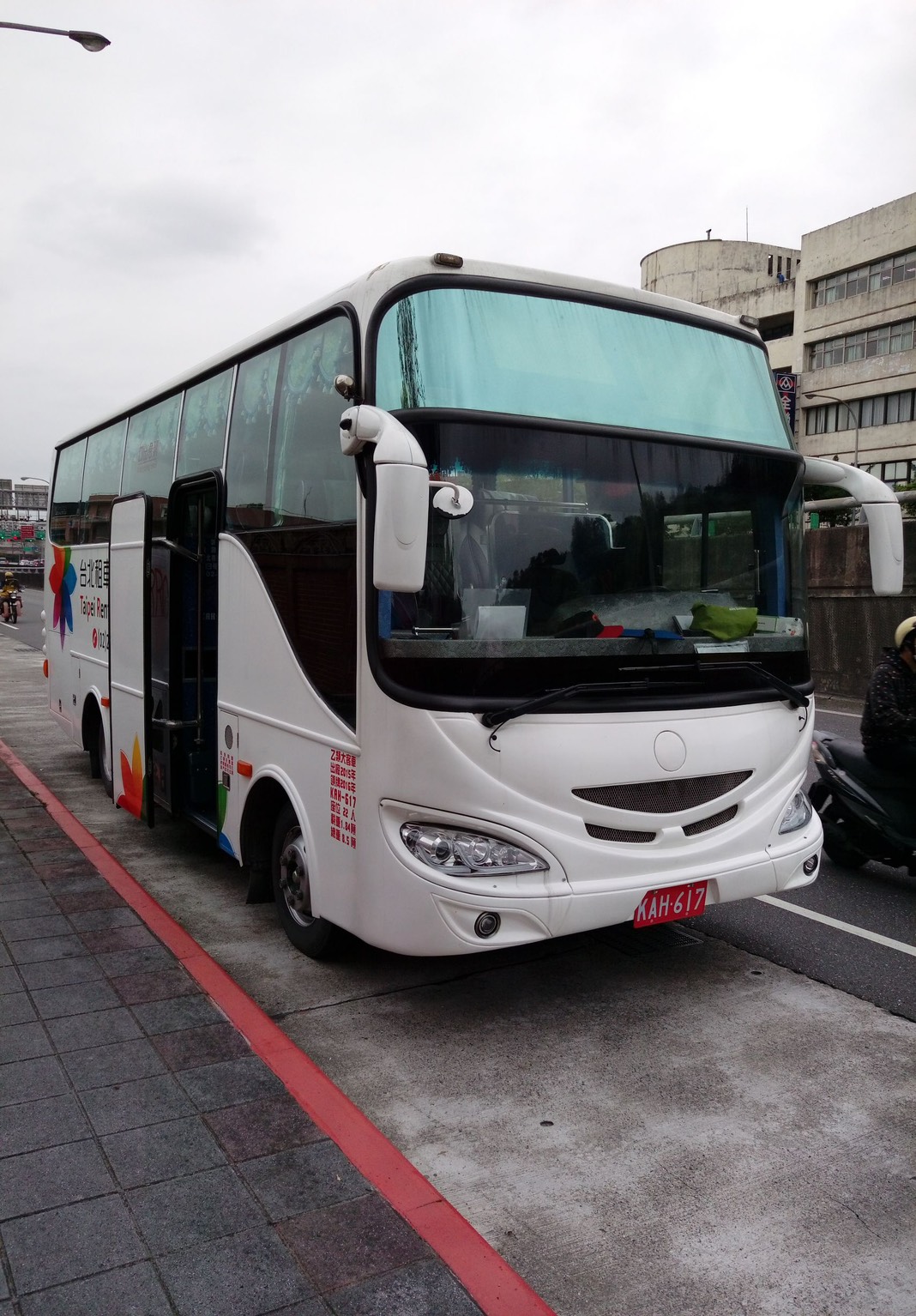 21人座三排座椅中巴小可愛車型介紹 叮叮包車旅遊