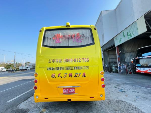 人座三排座椅中巴小可愛車型介紹 叮叮包車旅遊