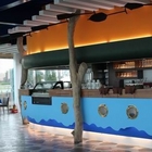 白圍牆地中海景觀咖啡