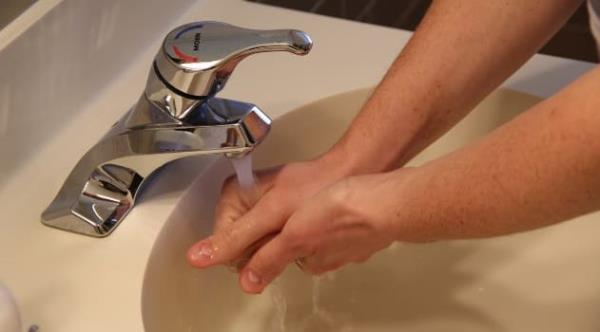 除了做好居家清潔防疫外，自身也要勤洗手消毒