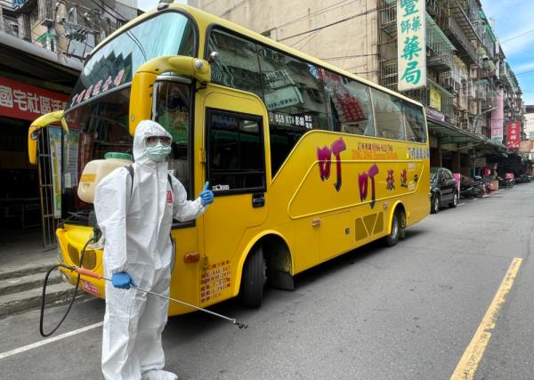 叮叮巴士旅遊挺身為新冠疫情嚴峻的板橋區，提供全面環境消毒服務